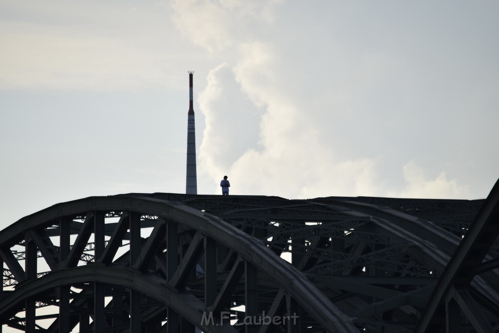 PSpringt kein Suizid Brueckenspringer Koeln Hohenzollernbruecke P099.JPG - Miklos Laubert